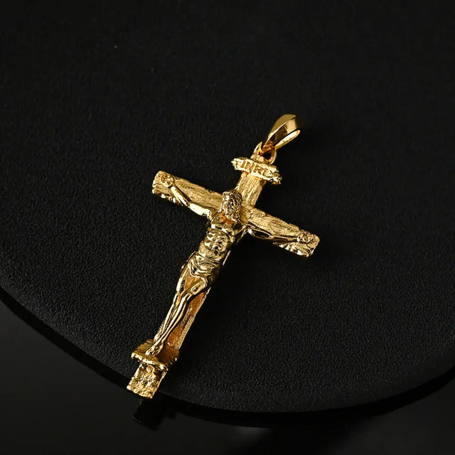 Colar Crucifixo Dourado de Jesus Cristo em vista aproximada