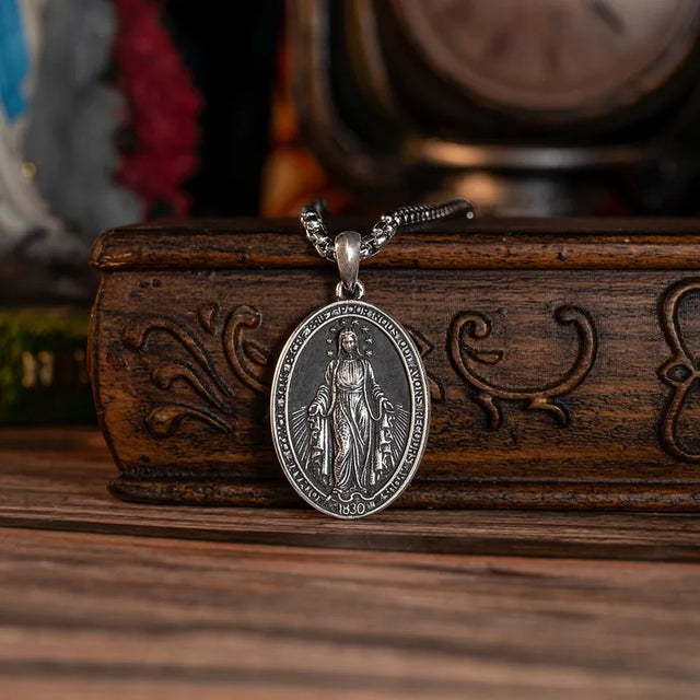 Colar Medalha Milagrosa de Nossa Senhora das Graças em vista aproximada