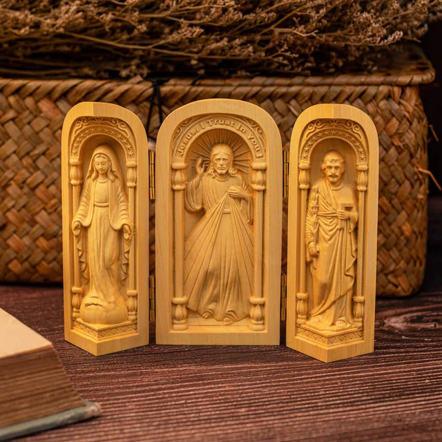 Altar da Sagrada Família em Madeira Maciça com destaque para o acabamento