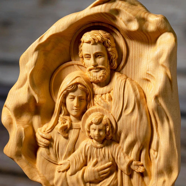 Escultura Sagrada Família em Madeira Maciça com detalhes do relevo