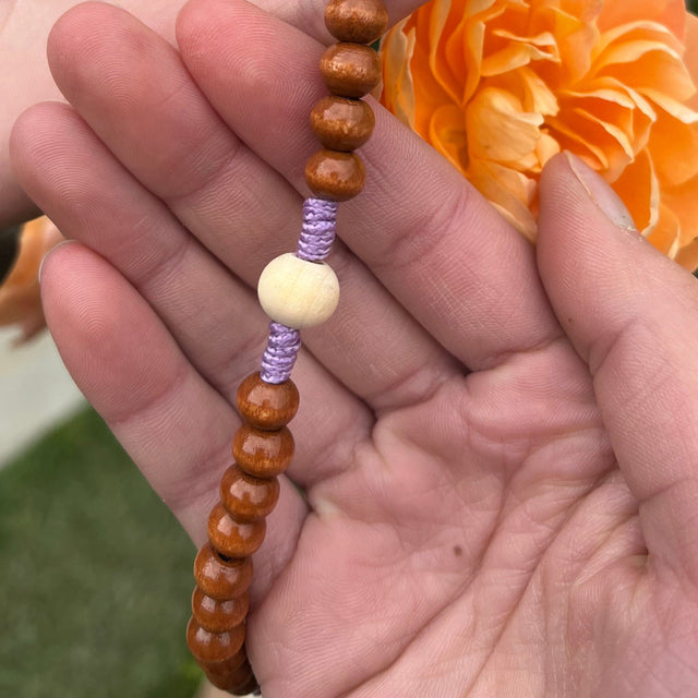 Medalha e crucifixo do Terço Católico em Madeira Lavanda