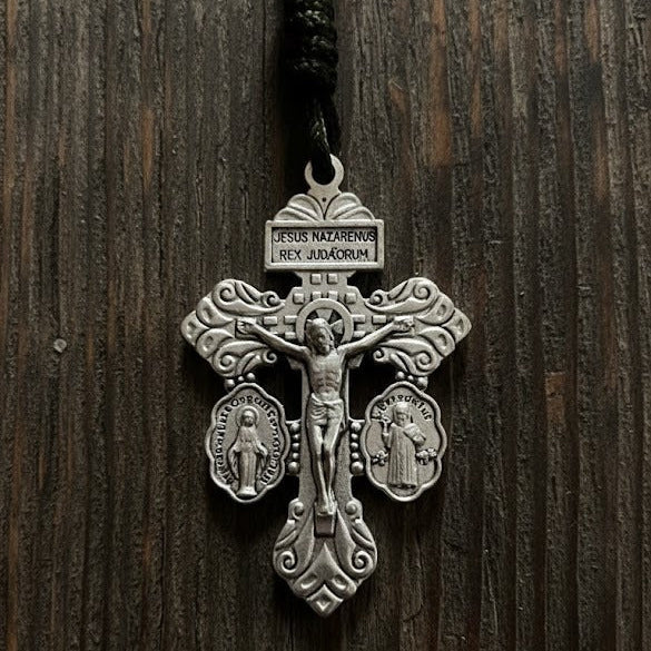 Medalha e crucifixo do Terço de São Bento com Medalha Milagrosa
