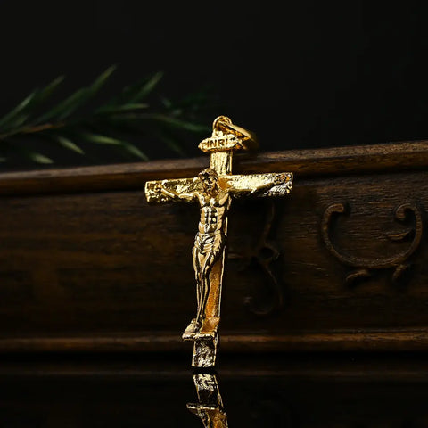 Colar Crucifixo Dourado de Jesus Cristo
