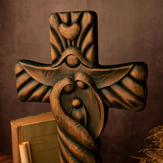 Cruz da Sagrada Família em Madeira Maciça em detalhes