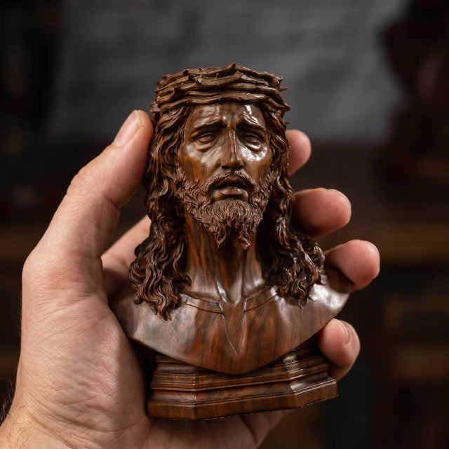 Escultura Jesus Coroado de Espinhos em Madeira Maciça em outra perspectiva