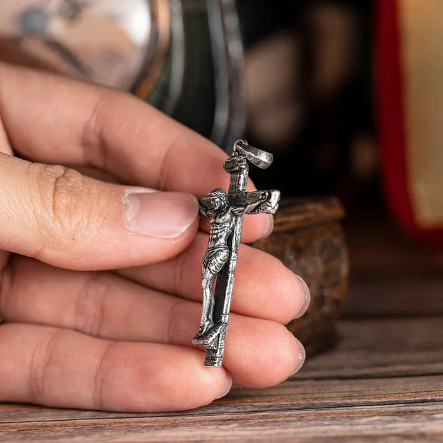 Verso e acabamento do Colar Crucifixo de Jesus Cristo A Crucificação