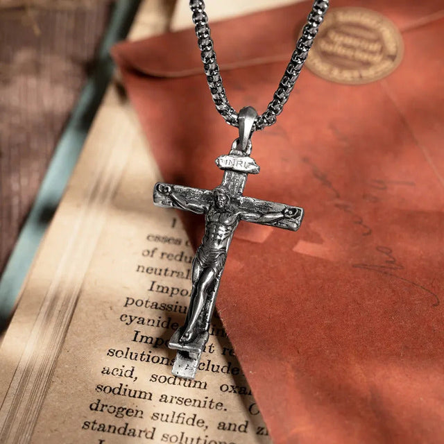 Detalhes do medalhão do Colar Crucifixo de Jesus Cristo A Crucificação