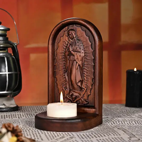 Porta-Velas Nossa Senhora de Guadalupe em Madeira com vista aproximada