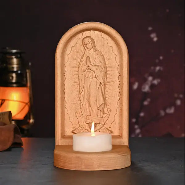 Porta-Velas Nossa Senhora de Guadalupe em Madeira com destaque para o acabamento