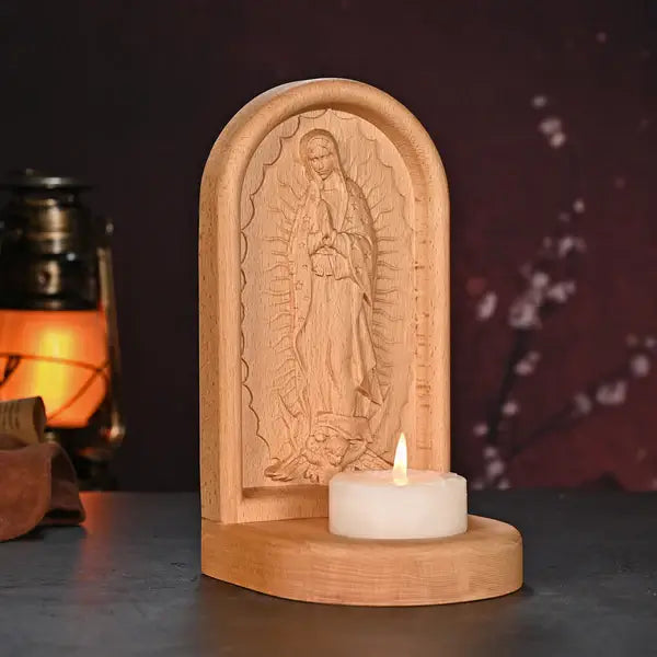 Porta-Velas Nossa Senhora de Guadalupe em Madeira em apresentação adicional