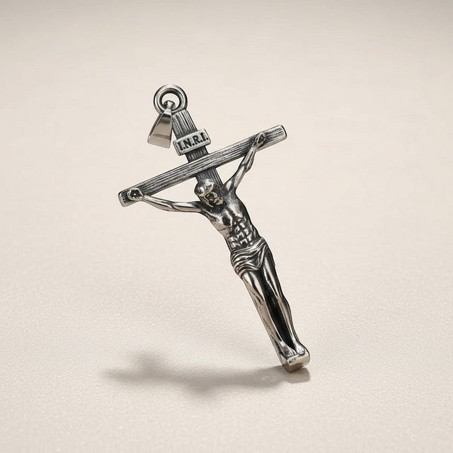 Verso e acabamento do Colar Crucifixo de Jesus Cristo