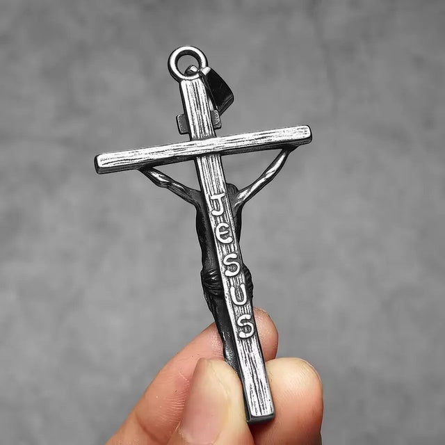 Colar Crucifixo de Jesus Cristo em vista aproximada