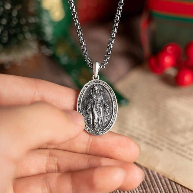 Detalhes do medalhão do Colar Medalha Milagrosa de Nossa Senhora das Graças