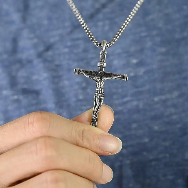 Detalhes do medalhão do Colar Crucifixo de Jesus Cristo em Prata 925