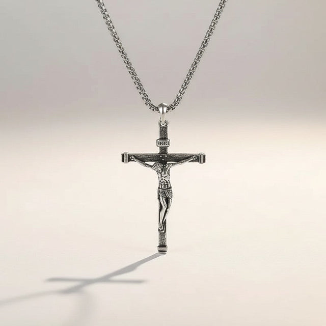 Colar Crucifixo de Jesus Cristo em Prata 925 em vista aproximada