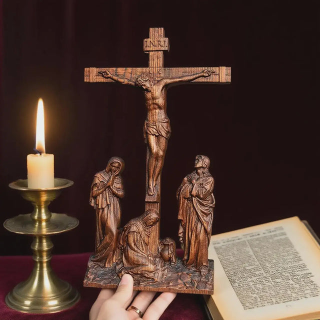 Crucifixo em Madeira Maciça em detalhes