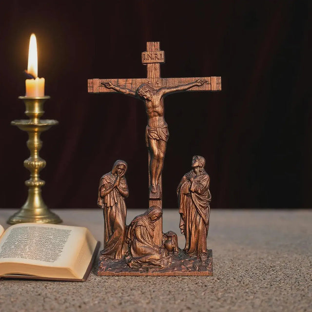 Crucifixo em Madeira Maciça com destaque para o acabamento