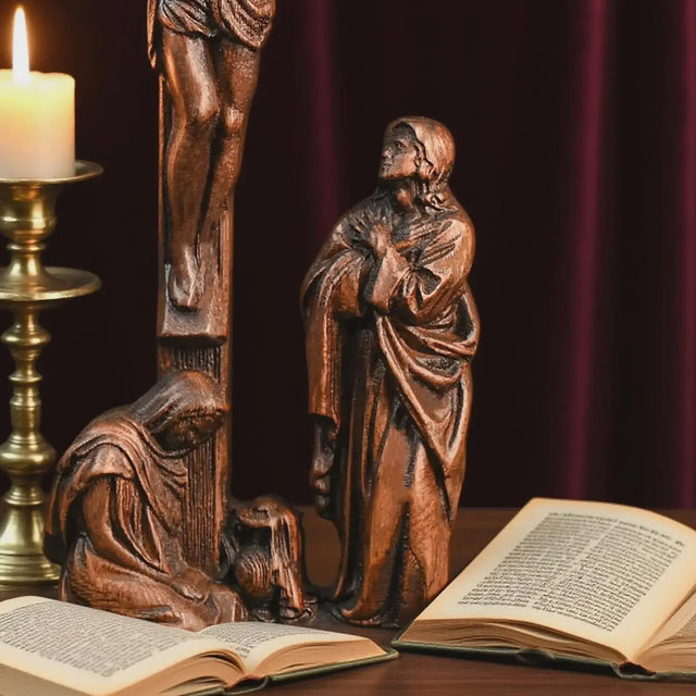 Crucifixo em Madeira Maciça com detalhes do relevo