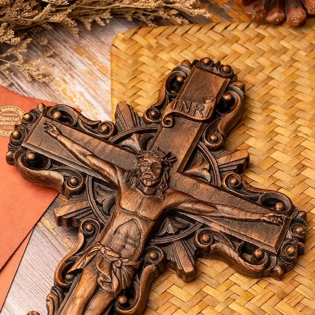 Crucifixo com Jesus para Parede em Madeira Maciça com detalhes do relevo
