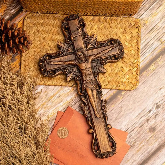 Crucifixo com Jesus para Parede em Madeira Maciça com destaque para o acabamento