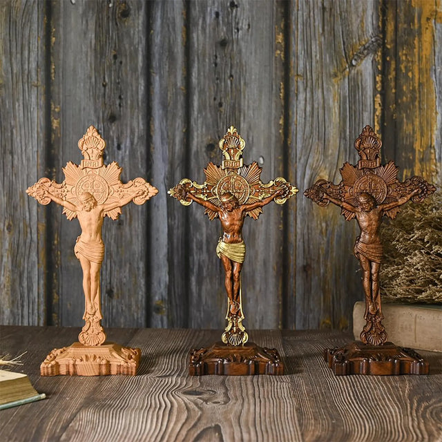 Cruz de São Bento Exorcista com Suporte de Mesa com detalhes da madeira