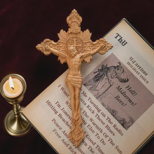 Cruz São Bento Esculpida em Madeira Maciça com visualização completa