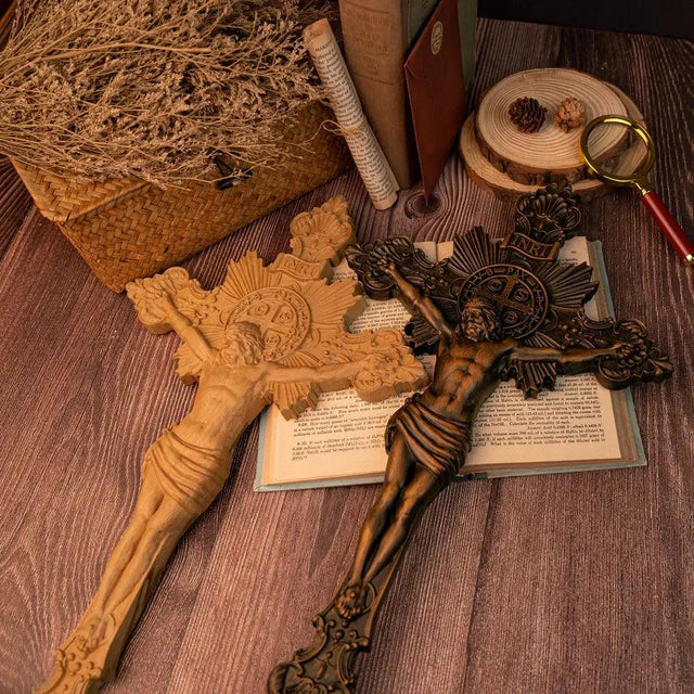 Cruz de São Bento Exorcista com Suporte de Mesa em apresentação adicional