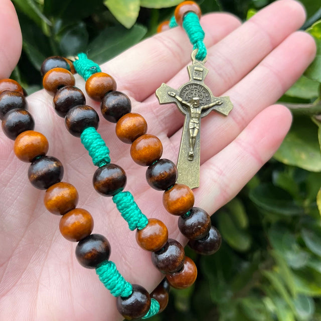 Medalha e crucifixo do Terço Católico em Madeira Nobre