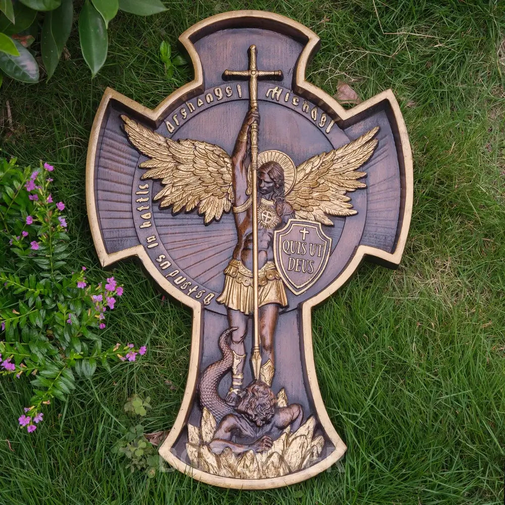 Escultura de São Miguel Arcanjo em Madeira