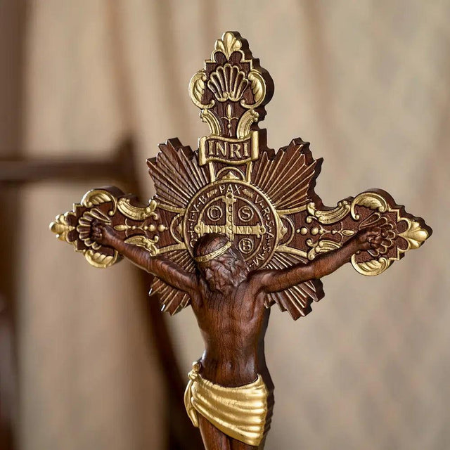 Cruz de São Bento Exorcista com Suporte de Mesa em imagem complementar