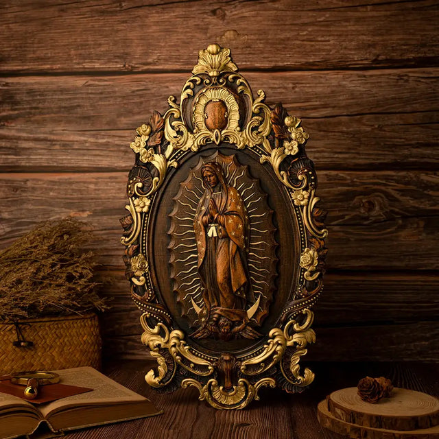 Escultura Nossa Senhora de Guadalupe em Madeira Maciça em detalhes
