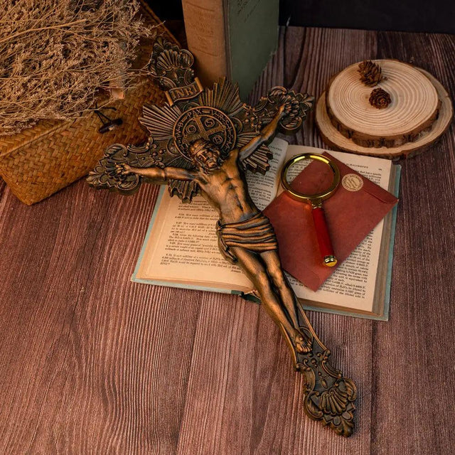 Cruz de São Bento Exorcista com Suporte de Mesa em detalhes