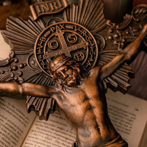 Cruz de São Bento Exorcista com Suporte de Mesa com vista aproximada
