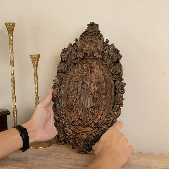 Escultura Nossa Senhora de Guadalupe em Madeira Maciça com destaque para o acabamento