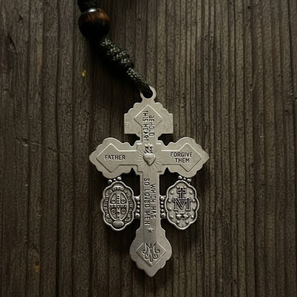 Detalhes das contas do Terço de São Bento com Medalha Milagrosa