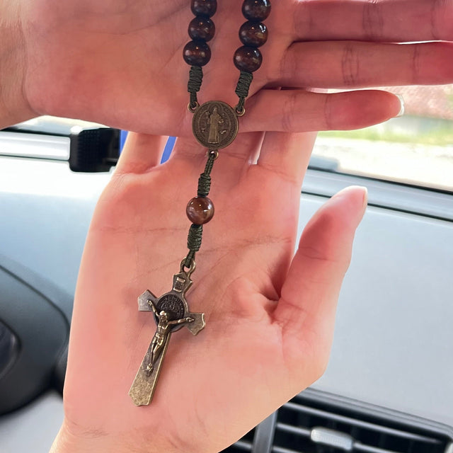 Medalha e crucifixo do Terço de São Bento para Retrovisor em Madeira Rústica