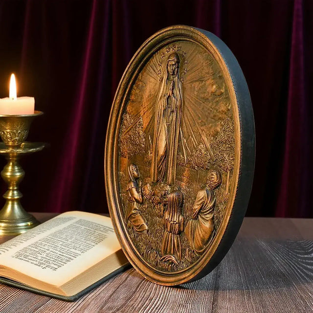 Escultura Nossa Senhora de Fátima em Madeira Maciça com detalhes do relevo