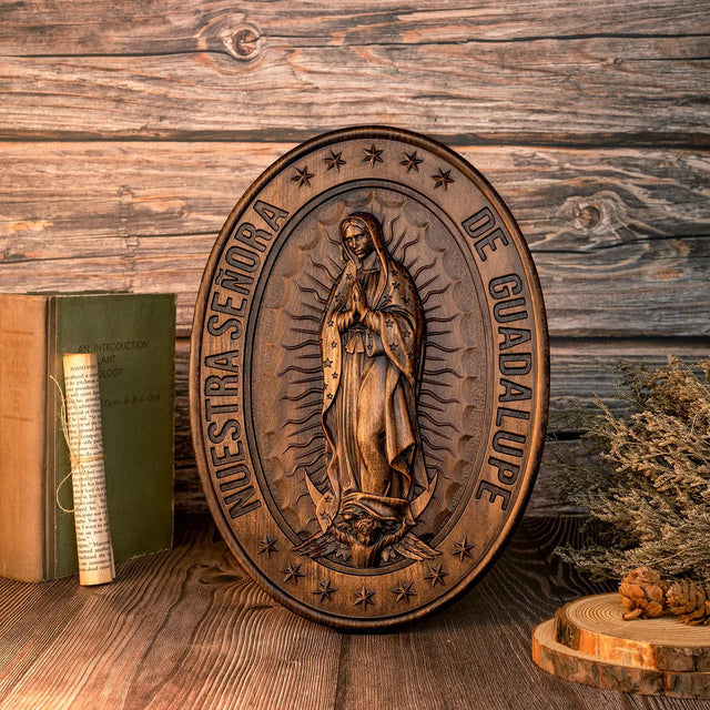 Escultura Grande Nossa Senhora de Guadalupe em Madeira em detalhes