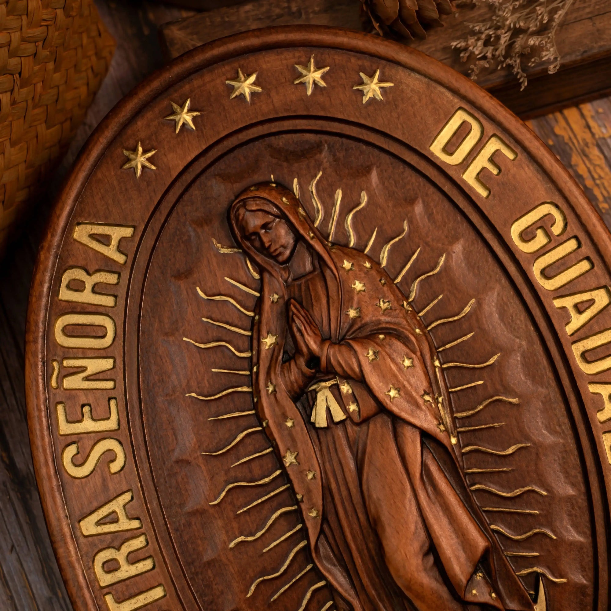 Grande Escultura em Madeira da Nossa Senhora de Guadalupe