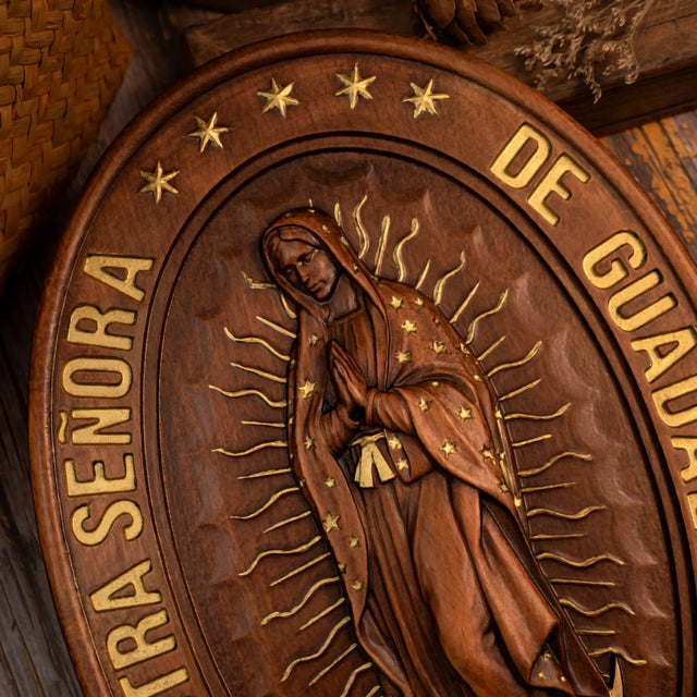 Escultura Grande Nossa Senhora de Guadalupe em Madeira com destaque para o acabamento