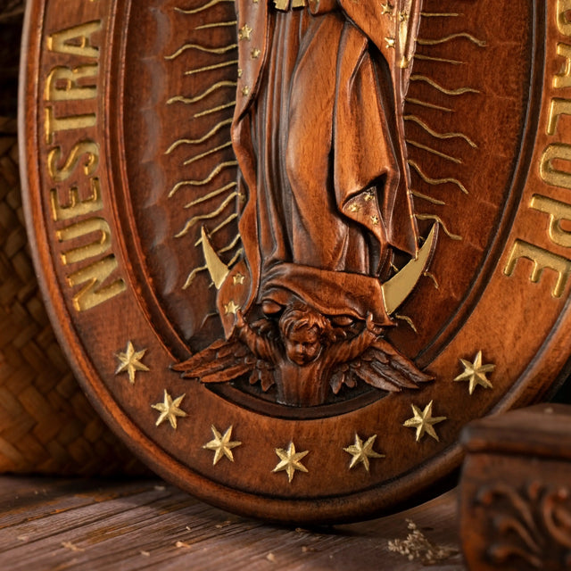 Escultura Grande Nossa Senhora de Guadalupe em Madeira com vista aproximada