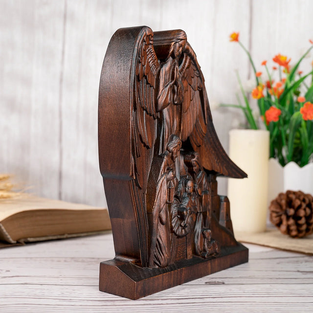 Escultura Sagrada Família com Anjo da Guarda em Madeira com vista aproximada