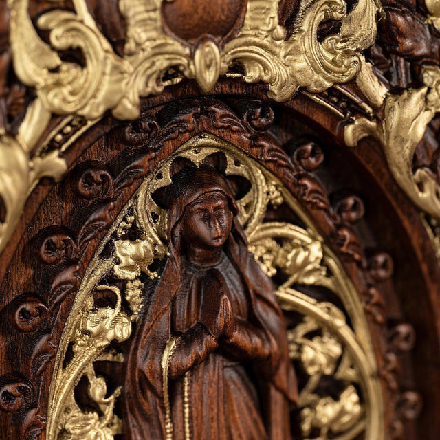 Escultura Nossa Senhora com Folhas em Madeira Maciça com detalhes do relevo
