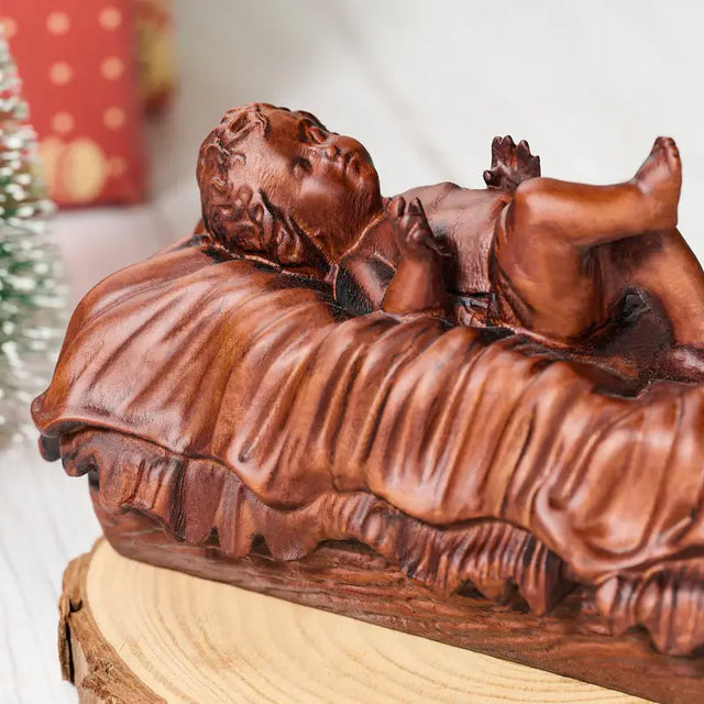 Escultura Menino Jesus em Madeira Maciça com detalhes do relevo
