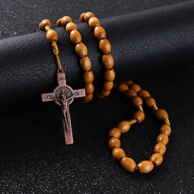 Medalha e crucifixo do Terço de São Bento com Medalha em Madeira Clara