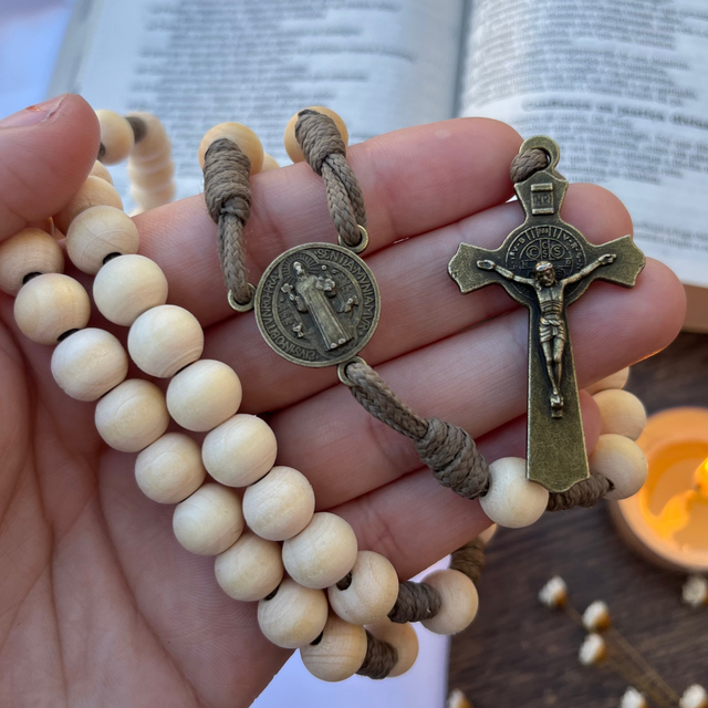 Medalha e crucifixo do Terço de São Bento Chama Serena