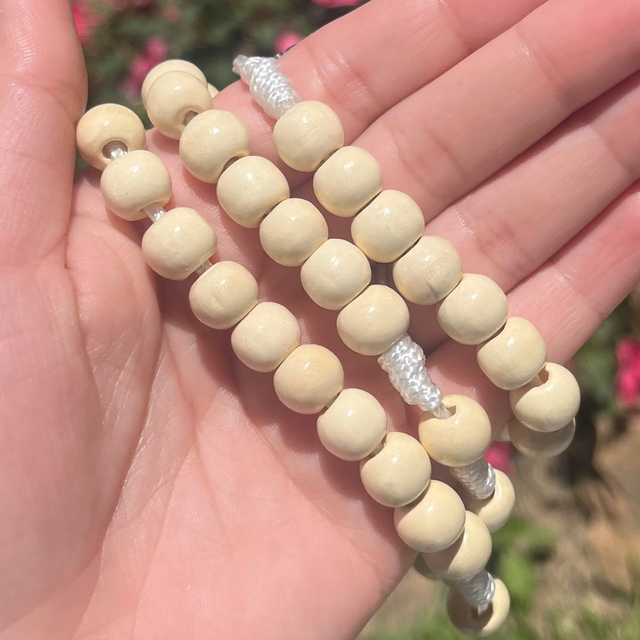 Medalha e crucifixo do Terço da Sagrada Família em Madeira