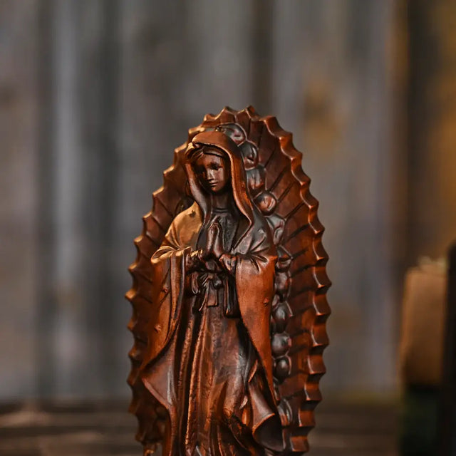 Escultura Nossa Senhora de Guadalupe em Madeira Maciça com detalhes da madeira