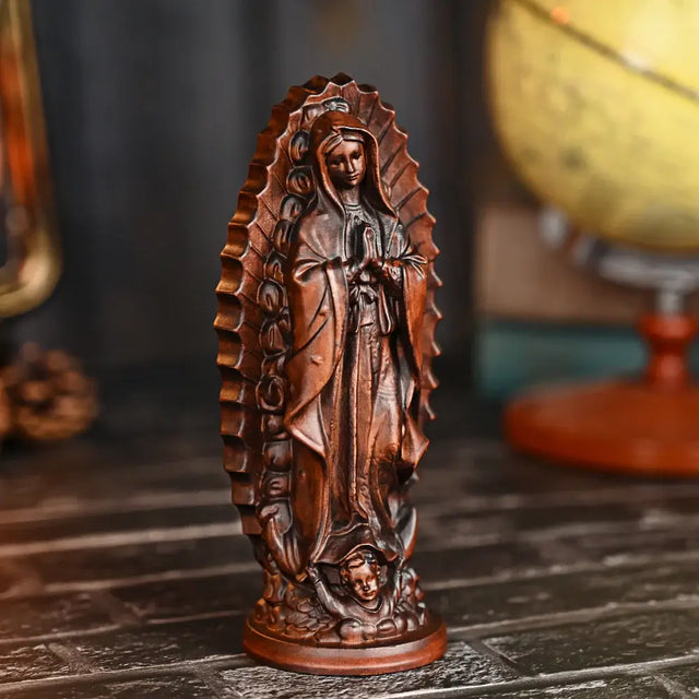 Escultura Nossa Senhora de Guadalupe em Madeira Maciça com vista aproximada