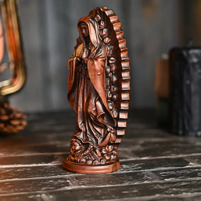 Escultura Nossa Senhora de Guadalupe em Madeira Maciça com destaque para o acabamento
